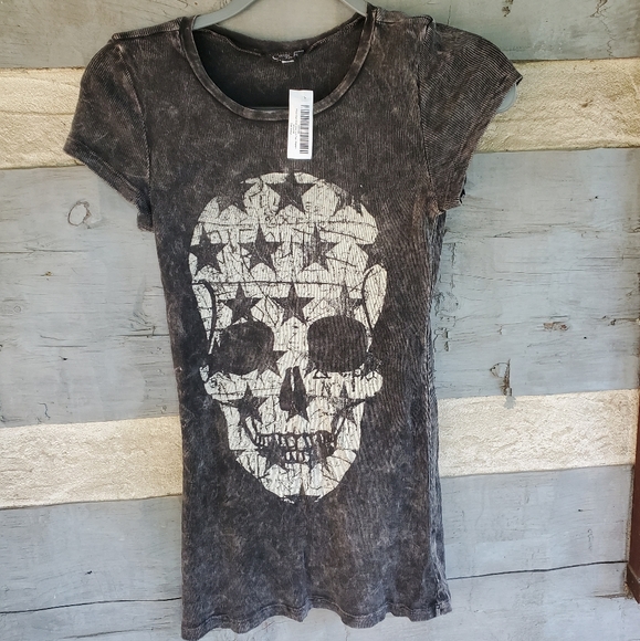 FITS S TO XL SNUG BLACK SKULL CREWNECK TEE - Picture 2 of 7